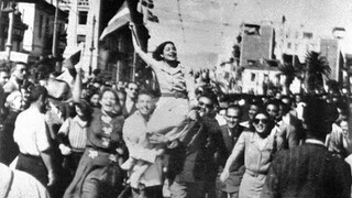 Σαν σήμερα: 12 Οκτωβρίου - Οι Γερμανοί φεύγουν και η Αθήνα γιορτάζει· για πολύ λίγο