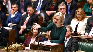 Βρετανία: Η Λιζ Τρας φαίνεται να επανεξετάζει τα φορολογικά της σχέδια - Ενισχύεται η στερλίνα