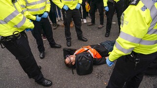 Λονδίνο: Ακτιβιστές ψέκασαν με πορτοκαλί μπογιά βιτρίνα μεγάλης αυτοκινητοβιομηχανίας