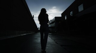 «Με οδήγησε σε κοντινή αποθήκη όπου έμεινα για 3 μέρες»: Μια προσωπική μαρτυρία για το trafficking