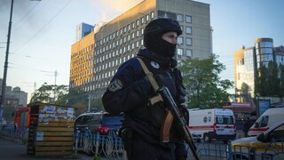 Νέος κύκλος επιθέσεων στην Ουκρανία: Εκρήξεις σε πολλές πόλεις - Πύραυλος έπληξε πολυκατοικία