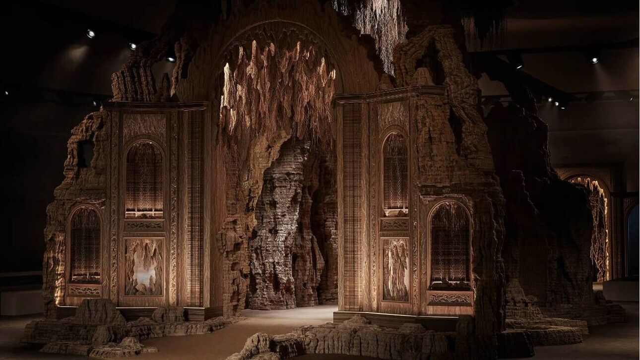 Ένα μυθικό σκηνικό για την επίδειξη του οίκου Ντιόρ: Σπηλιές από χαρτόνι και κόντρα πλακέ