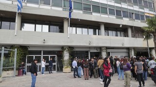 ΑΠΘ: Διαμαρτυρία φοιτητών στο κτήριο της διοίκησης για την πτώση του 19χρονου