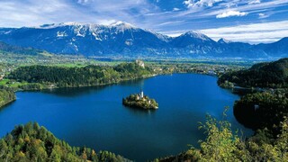 Αρχαιολογία: Πιρόγα της πρώιμης μεσαιωνικής περιόδου ανασύρθηκε από τη λίμνη Μπλεντ στη Σλοβενία