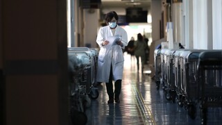 Η Covid-19 στα νοσοκομεία: Τι θα ισχύσει στον δημόσιο και ιδιωτικό τομέα τον χειμώνα 2022-2023