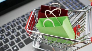 Σούπερ μάρκετ: Ποια προϊόντα γεμίζουν το online καλάθι