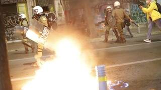 Ένταση στο κέντρο της Αθήνας: Επίθεση με μολότοφ στο ΑΤ Ομόνοιας