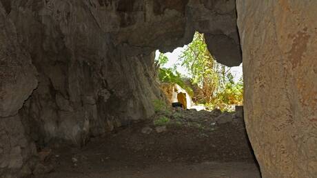 Φλώρινα: Η υποχώρηση των υδάτων στη Μεγάλη Πρέσπα αποκάλυψε 40 σπήλαια