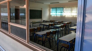 Χάος σε σχολείο στα Μελίσσια: Ανήλικοι άναψαν πυρσούς και έσπασαν θρανία και παράθυρα