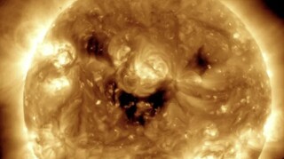 Μοναδική εικόνα από τη NASA - Ο ήλιος μας... χαμογελά