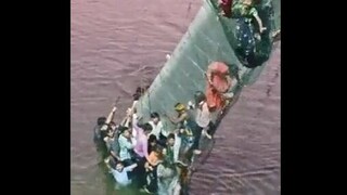 Τραγωδία στην Ινδία: Δεκάδες νεκροί από την κατάρρευση γέφυρας