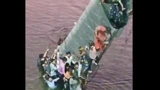 Τραγωδία στην Ινδία: 81 νεκροί από την κατάρρευση κρεμαστής γέφυρας στο Γκουτζαράτ