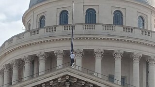 Παρίσι: Ακτιβιστές κατά της κλιματικής αλλαγής κατέβασαν σημαία από το Πάνθεον