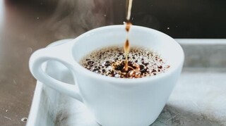 Έρευνα: Δύο καφέδες την ημέρα μπορεί να οδηγήσουν στη γέννηση κοντού παιδιού
