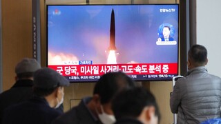 Βόρεια Κορέα: Εκτόξευσε 10 πυραύλους, ένας κατέπεσε κοντά στα χωρικά ύδατα της Σεούλ