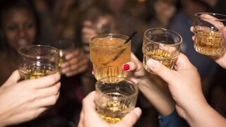 Αυξημένος ο κίνδυνος εγκεφαλικού για 20άρηδες και 30άρηδες που πίνουν πολύ αλκοόλ