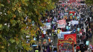 Βρετανία: Χιλιάδες στους δρόμους του Λονδίνου για να απαιτήσουν γενικές εκλογές