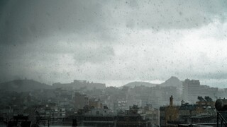 Κακοκαιρία «EVA»: Το shelf cloud στην Αθήνα - Ποιοι δρόμοι έχουν κλείσει