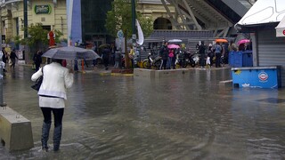Κακοκαιρία «EVA»: Ποτάμια οι δρόμοι στο κέντρο του Πειραιά - Πλημμύρες σε Νίκαια, Καμίνια