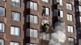 Μανχάταν: Δραματική διάσωση γυναίκας από το φλεγόμενο κτήριο 37 ορόφων
