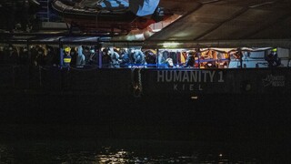 Απελπισία στο λιμάνι της Κατάνης: Μετανάστες προσπαθούν να διαφύγουν από τα πλοία