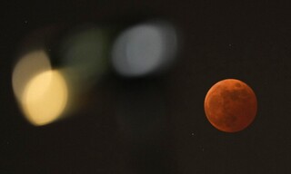 Μαγικές εικόνες από το «κόκκινο» φεγγάρι