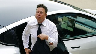 Ίλον Μασκ: Πουλάει μετοχές της Tesla για να «σώσει» το Twitter