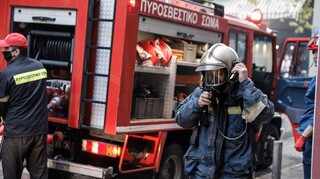 Φωτιά σε εγκαταλελειμμένο κτήριο στο κέντρο της Αθήνας: Επί τόπου η Πυροσβεστική