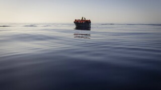 Βρέφος 20 ημερών ξεψύχησε σε προσφυγική βάρκα στα νερά της Μεσογείου