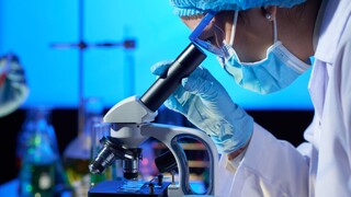 Σπουδαία ιατρική ανακάλυψη: «Προγραμμάτισαν» κύτταρα για να χτυπούν τον καρκίνο