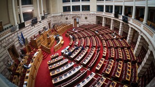 Παρακολουθήσεις: Κόντρα στη Βουλή στον απόηχο της συνέντευξης Τσίπρα
