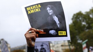Ο Μακρόν υποδέχεται Ιρανές ακτιβίστριες στηρίζοντας την «επανάστασή» τους