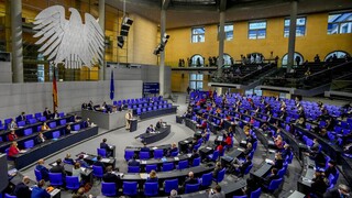 DW - Γερμανία: Προϋπολογισμός 2023 με φοροαπαλλαγές και χρεόφρενο