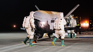 ΗΠΑ: Επέστρεψε στη Γη μετά από 908 ημέρες το διαστημόπλοιο X-37B
