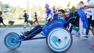 Μαραθώνιος 2022: Συγχαρητήρια από τη Μαρέβα Γκραμπόσφσκι σε όσους αγωνίστηκαν με αναπηρικό αμαξίδιο