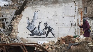 Ουκρανία: Ο Banksy κάνει τέχνη στα ερείπια της Μποροντιάνκα