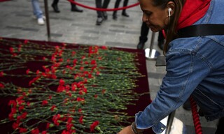 Έκρηξη Κωνσταντινούπολη: Θρήνος στην Τουρκία - Πολίτες αφήνουν λουλούδια στο σημείο