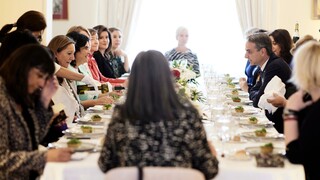 Κυριάκος Μητσοτάκης: Γεύμα με γυναίκες πρέσβεις διαπιστευμένες στην Ελλάδα