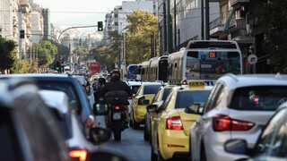 Κίνηση στους δρόμους: Πού έχει μποτιλιάρισμα – Σε Κηφισό και κέντρο τα προβλήματα