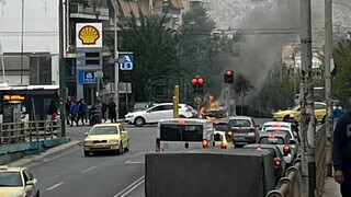 Αχαρνών: Αυτοκίνητο τυλίχθηκε στις φλόγες στη μέση του δρόμου
