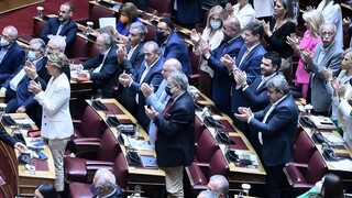 Ερώτηση 30 βουλευτών του ΣΥΡΙΖΑ για παρακολουθήσεις στελεχών του υπ. Εθνικής Άμυνας