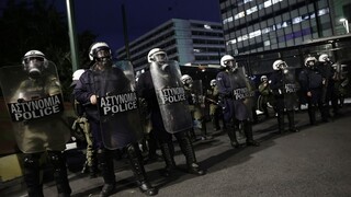 Επίθεση αντιεξουσιαστών με μολότοφ κατά αστυνομικών στην πλατεία Κλαυθμώνος