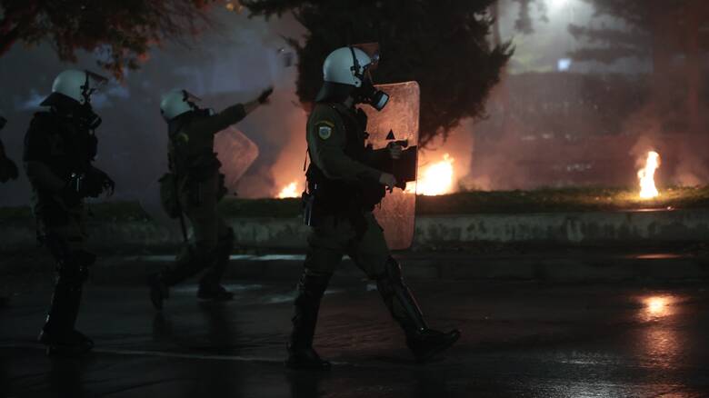 Πολυτεχνείο: Πέντε συλλήψεις και 87 προσαγωγές για τα επεισόδια μετά τις πορείες στη Θεσσαλονίκη
