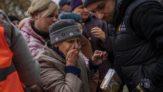 Ουκρανία: Ρωσικό χτύπημα σε ουρά για ψωμί στη Χερσώνα - Πέντε τραυματίες