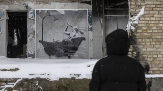 Ουκρανία: Τοιχογραφία του Μπάνκσι «ζεσταίνει» ένα κρύο χωριό