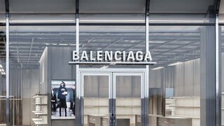 Ο οίκος Balenciaga ζητάει συγνώμη για τις διαφημίσεις με παιδιά και BDSM αρκουδάκια