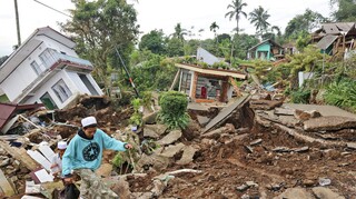 Σεισμός στην Ινδονησία: Οι διασώστες ανέσυραν νεκρό 7χρονο κορίτσι