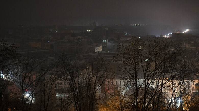 Ουκρανία: Δορυφορικές εικόνες δείχνουν την χώρα βυθισμένη στο σκοτάδι