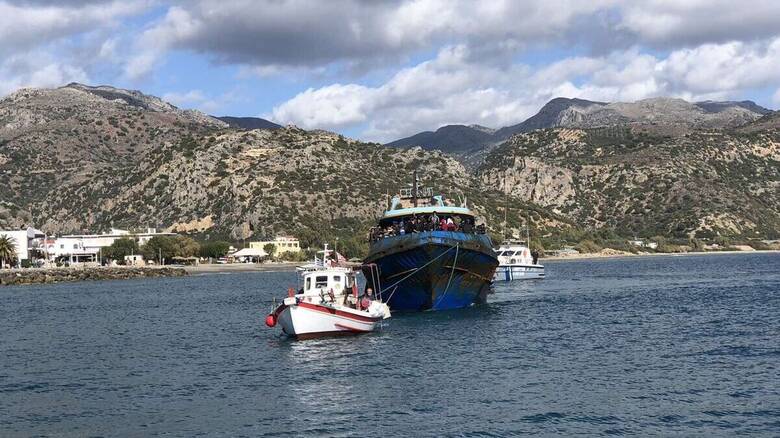 Στον Πειραιά οι πρώτοι από τους 476 μετανάστες που διασώθηκαν νότια της Κρήτης