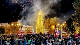 Χριστούγεννα: Στα Τρίκαλα το μεγαλύτερο γιορτινό έλατο της Ελλάδας